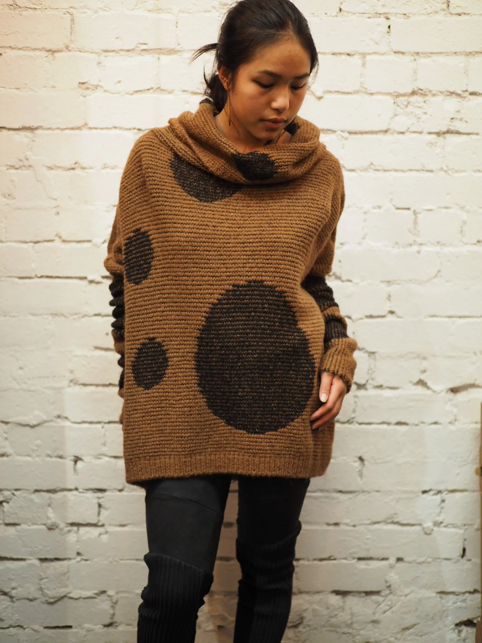 Over size spot sweater (Alpaca) - Camel / Black