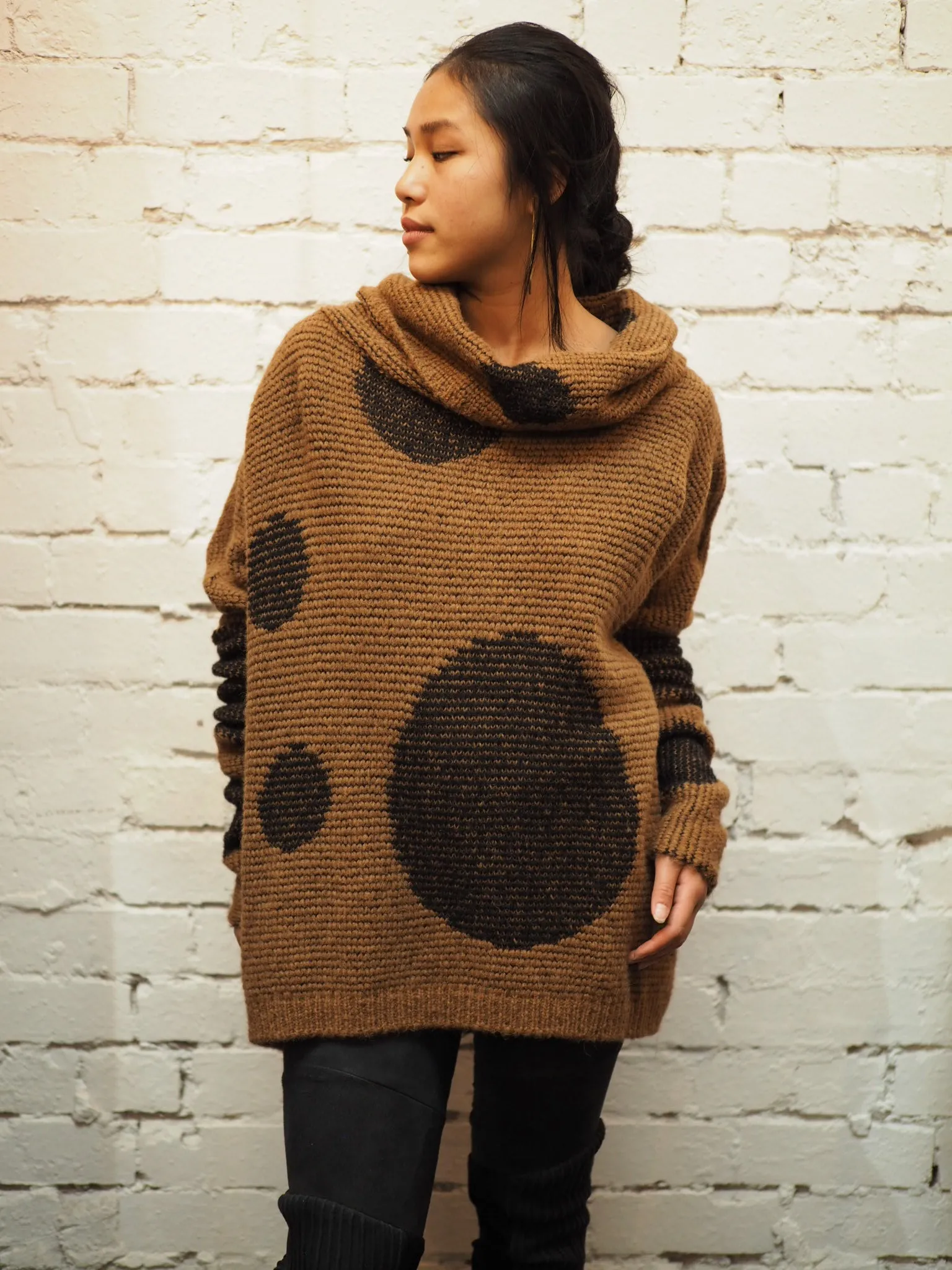 Over size spot sweater (Alpaca) - Camel / Black