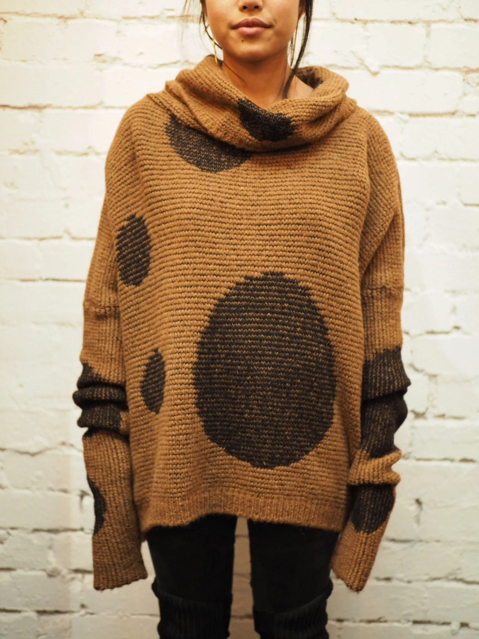 Over size spot sweater (Alpaca) - Camel / Black