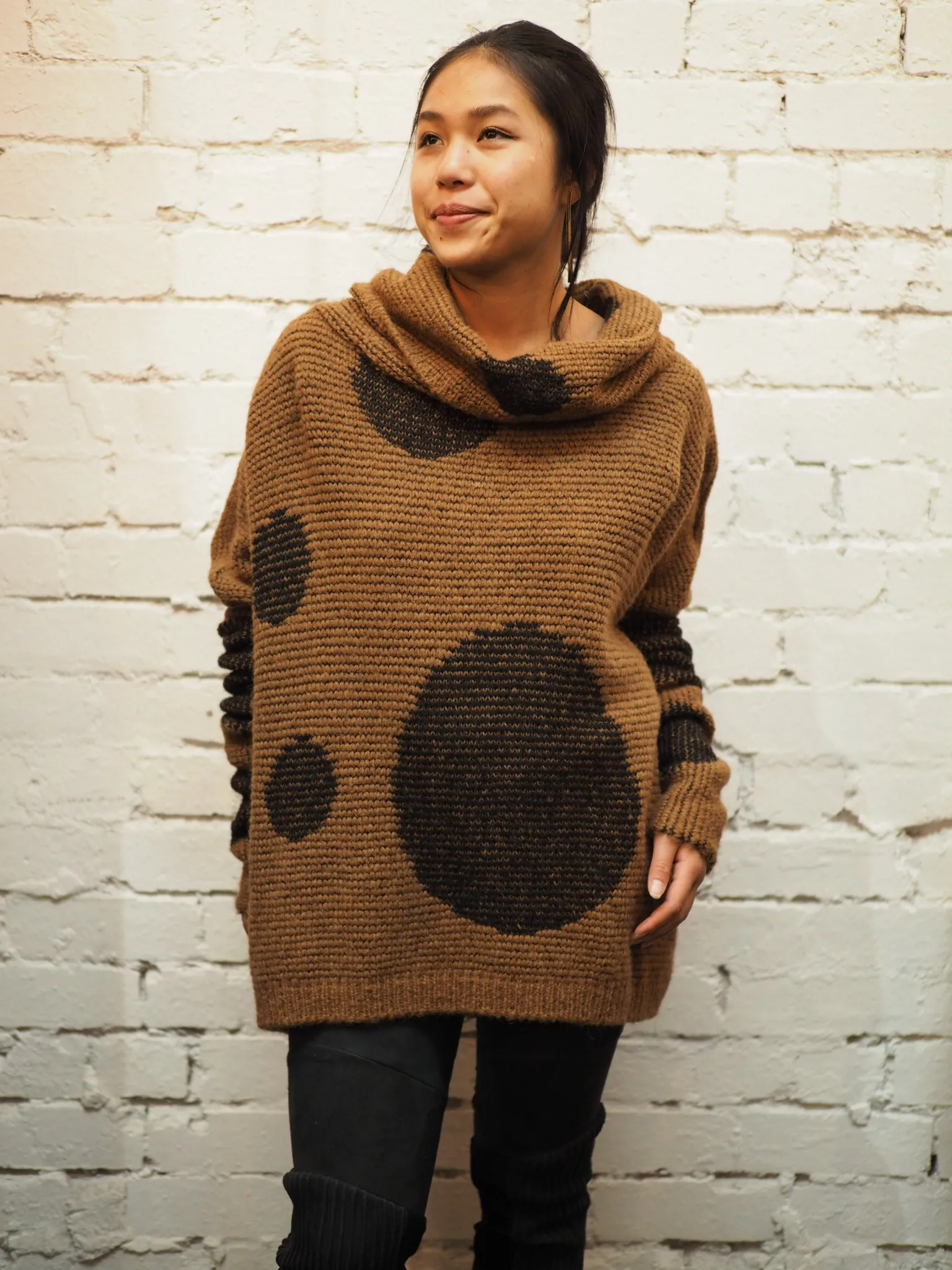Over size spot sweater (Alpaca) - Camel / Black