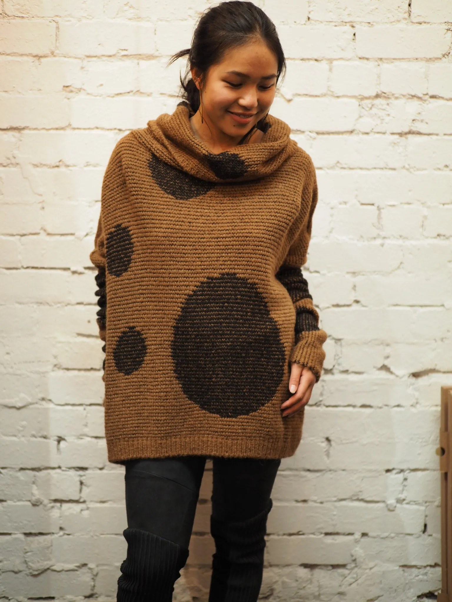 Over size spot sweater (Alpaca) - Camel / Black