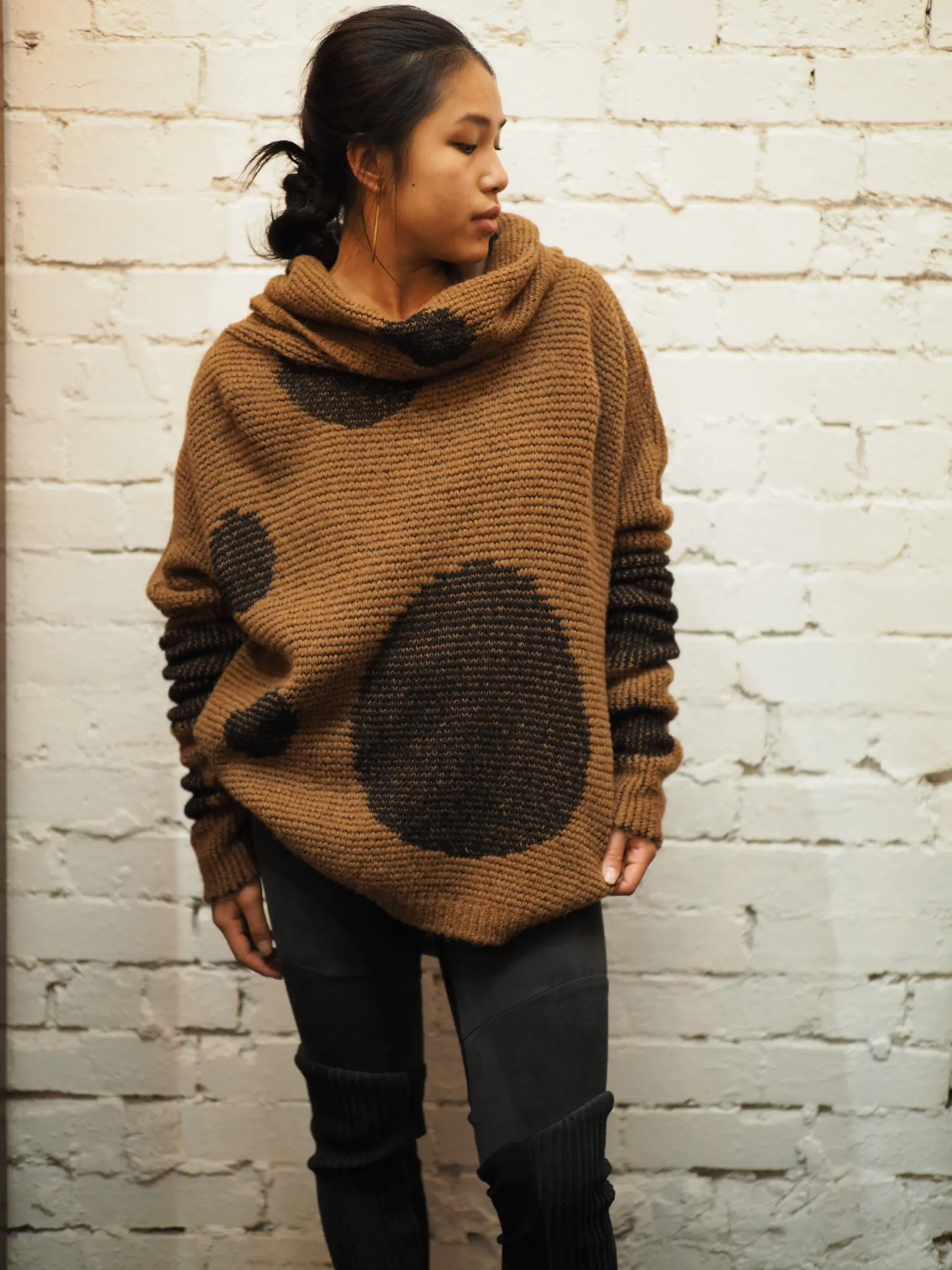 Over size spot sweater (Alpaca) - Camel / Black