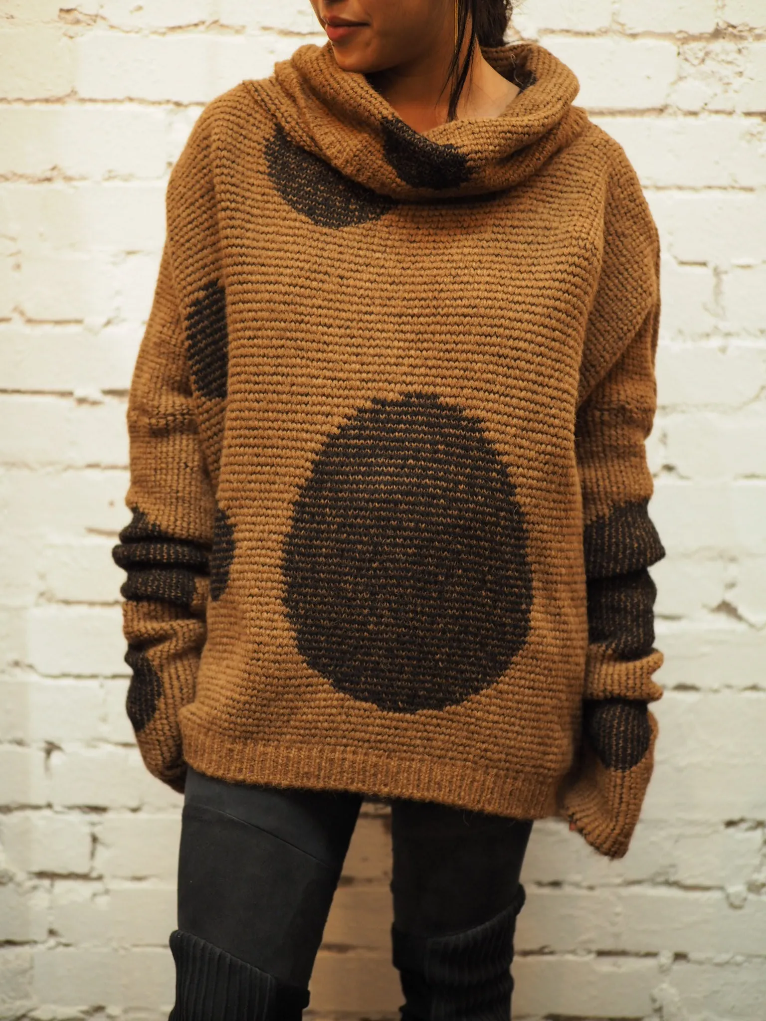 Over size spot sweater (Alpaca) - Camel / Black