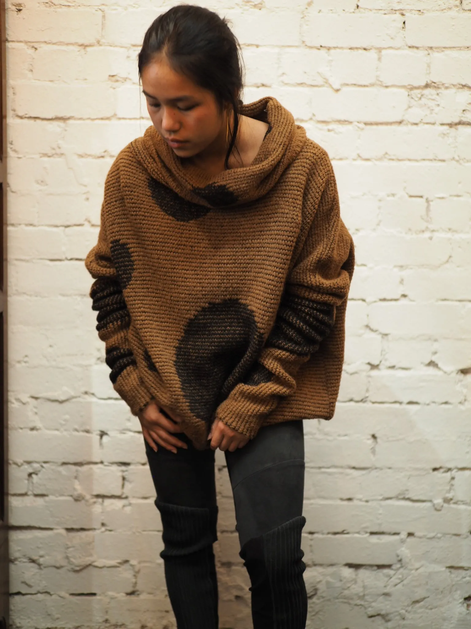 Over size spot sweater (Alpaca) - Camel / Black