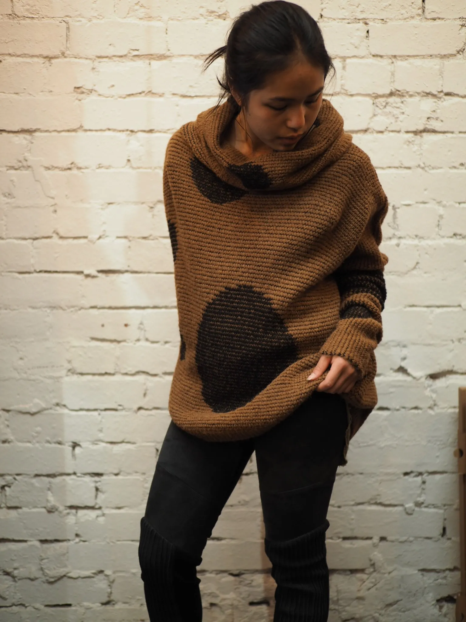 Over size spot sweater (Alpaca) - Camel / Black