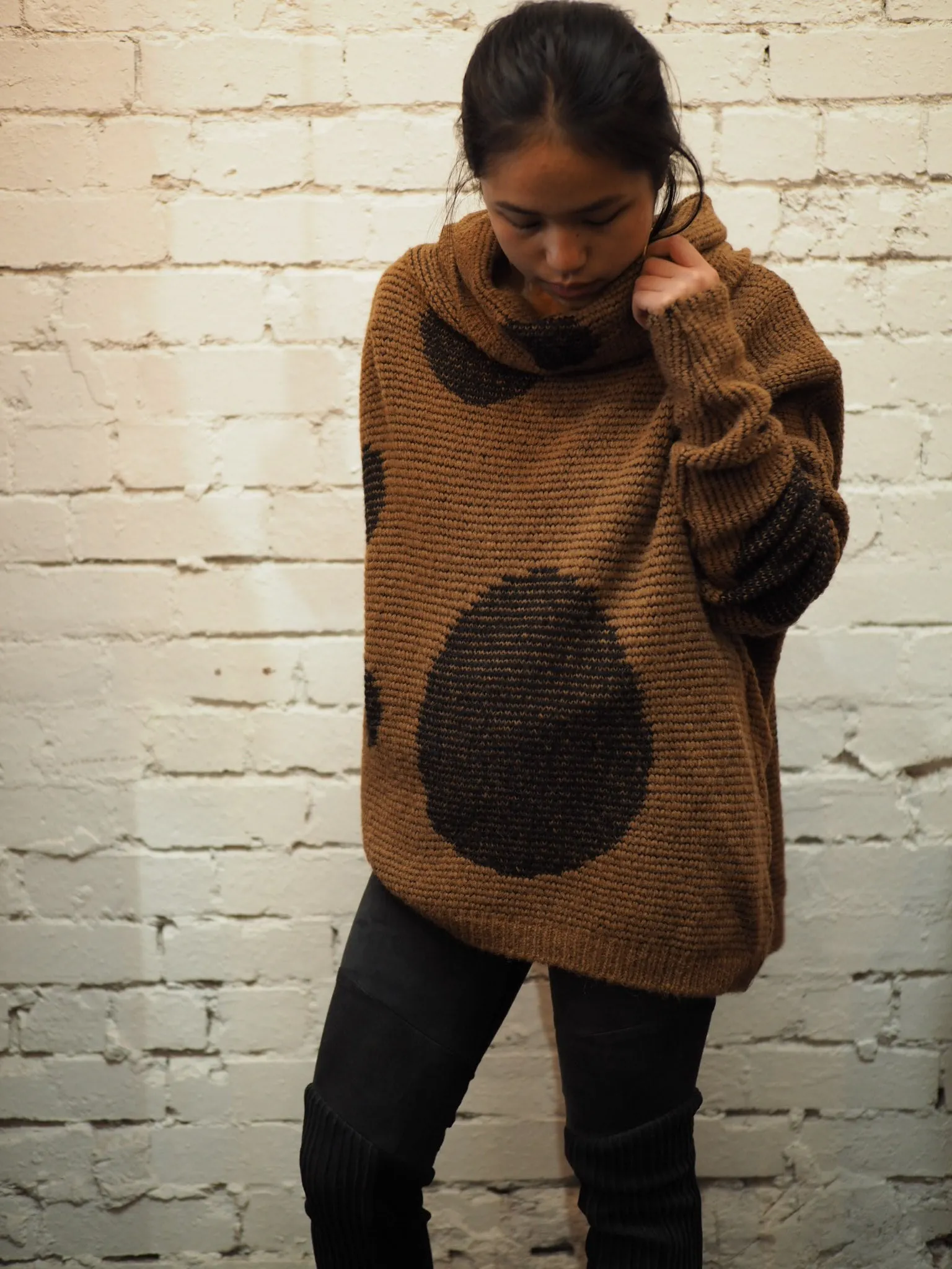 Over size spot sweater (Alpaca) - Camel / Black