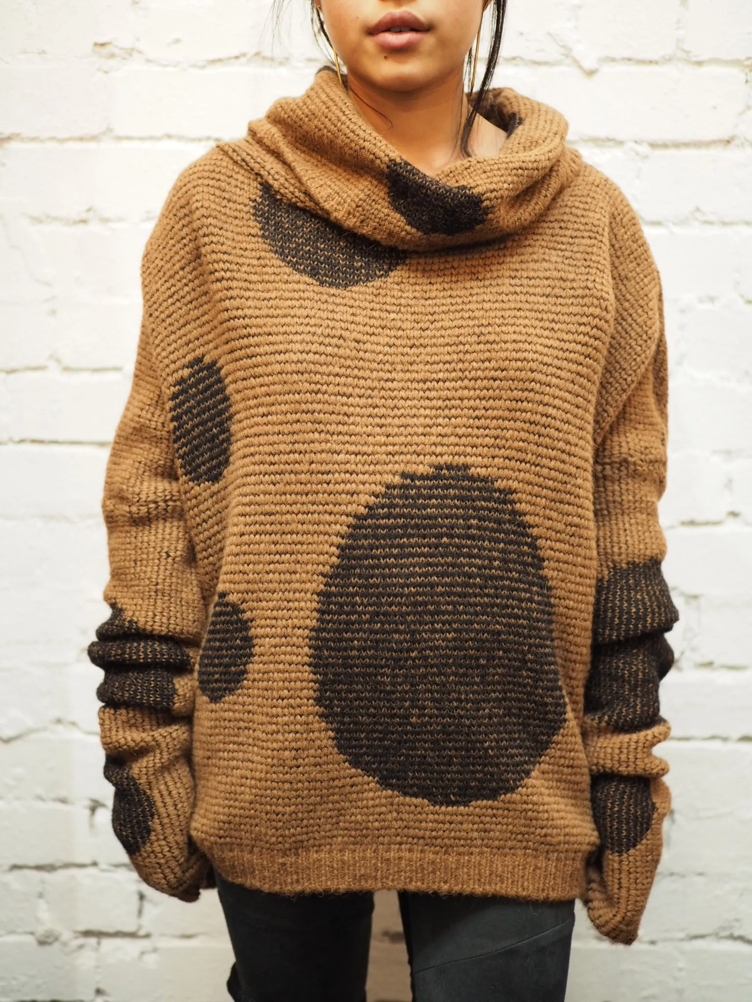 Over size spot sweater (Alpaca) - Camel / Black