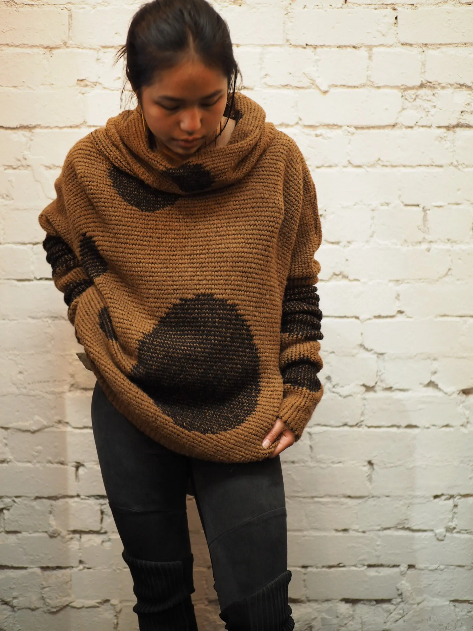 Over size spot sweater (Alpaca) - Camel / Black