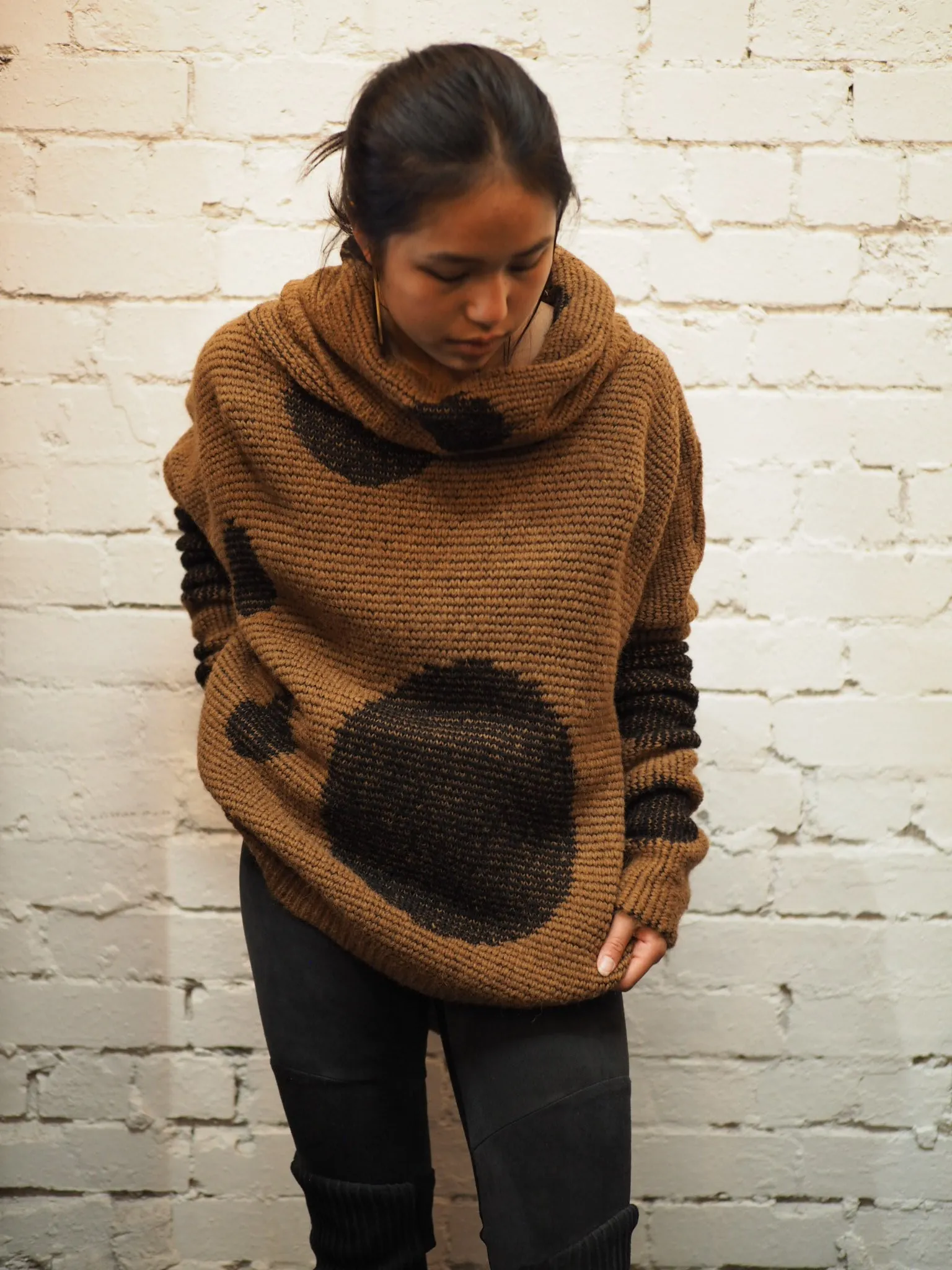 Over size spot sweater (Alpaca) - Camel / Black